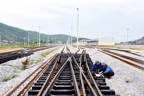 Tuy nhiên, việc thi công cũng rất cầm chừng (ảnh 1, 2). 