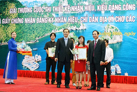 Bà Lê Thị Thêm, Giám đốc Công ty TNHH Đầu tư Hoàng Anh nhận giải nhất tại Cuộc thi Thiết kế nhãn hiệu, kiểu dáng công nghiệp bao bì các sản phẩm thuộc chương trình OCOP tỉnh năm 2015.