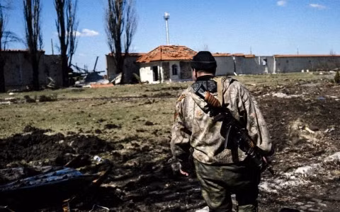 Một binh sĩ phe đối lâpj đứng gác tại khu vực gần sân bay Donetsk (Ảnh AFP)