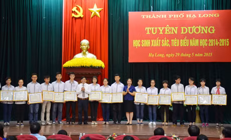 Đại diện lãnh đạo Sở GD&ĐT và lãnh đạo TP Hạ Long tặng thưởng cho các học sinh đạt giải tại các kỳ thi cấp quốc gia