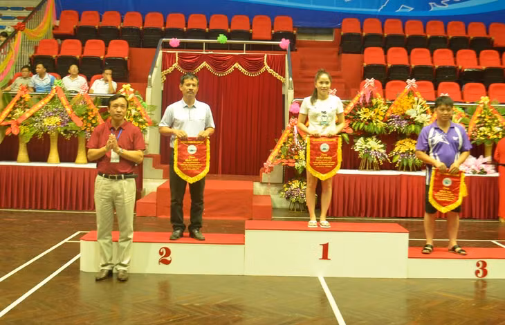 Lãnh đạo LĐLĐ thành phố Hạ Long trao thưởng cho nội dung môn bóng bàn đôi nam, nữ