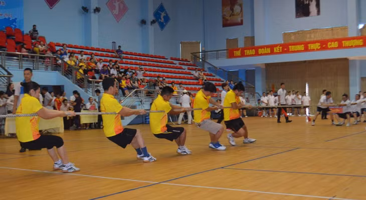 Hai đội Khối Công đoàn trực thuộc LĐLĐ tỉnh tham gia thi môn kéo co mới Đội Công đoàn Ngành Giáo dục