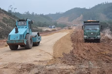  ...hay như thi công nền đường, quyết tâm nối thông tuyến đường trong thời gian sớm nhất. 
