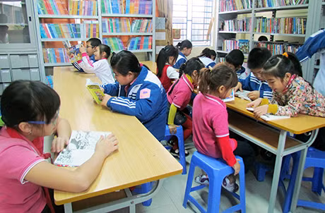 Học sinh Trường Đoàn Thị Điểm (TP Hạ Long) đọc sách trong thư viện của nhà trường.