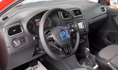 Khoang lái trên Volkswagen Polo hatchback tương tự như ở phiên bản sedan.