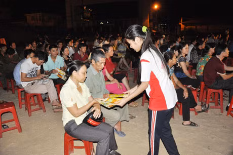 Các em học sinh phát tờ rơi tuyên truyền về Luật ATGT đường thủy và đường bộ tại buổi tuyên truyền 