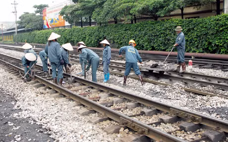 Công tác quản lý, bảo dưỡng đường sắt luôn được Công ty quan tâm. Ảnh: ĐOÀN TRUNG (CTV)