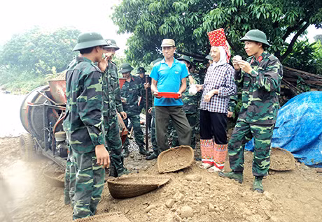 Cán bộ, chiến sĩ Ban CHQS huyện Đầm Hà giúp bà con xã Quảng Lâm làm đường liên thôn theo chương trình xây dựng nông thôn mới.