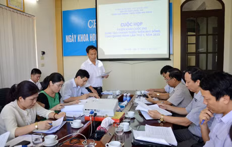 Ông Đinh Quang Hải, Phó Chủ tịch Thường trực kiêm Tổng thư ký Liên hiệp các Hội Khoa học và Kỹ thuật tỉnh trình bày kế hoạch tổ chức Cuộc thi Sáng tạo thanh thiếu niên nhi đồng tỉnh Quảng Ninh lần thứ I – năm 2015