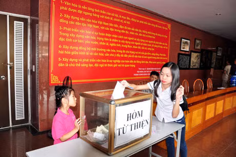 Học sinh Trường Đoàn Thị Điểm Hạ Long quyên góp kinh phí để ủng hộ các bạn nghèo vùng biên.