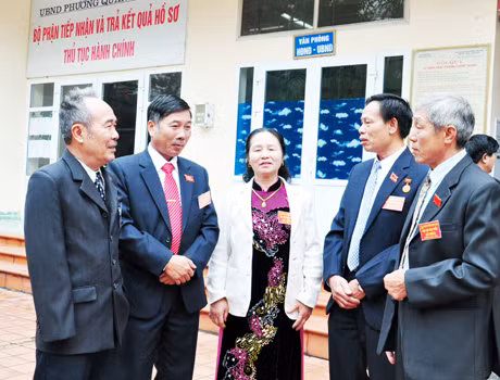 Đại biểu dự Đại hội Đảng bộ phường Quang Trung, TP Uông Bí thảo luận về các nội dung của Đại hội trong giờ giải lao.
