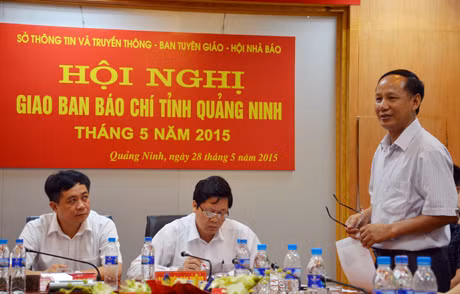 Đồng chí Nguyễn Văn Trường, Phó Tổng Biên tập Báo Quảng Ninh phát biểu ý kiến tại hội nghị