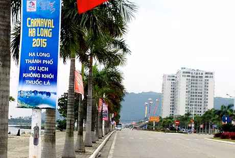 Pano, băng zôn, khẩu hiệu tuyên truyền xây dựng “Hạ Long, thành phố du lịch không khói thuốc lá” trên đường Hoàng Quốc Việt (Bãi Cháy, TP Hạ Long) dịp Carnaval Hạ Long 2015.