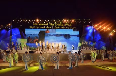 Biểu diễn nghệ thuật trên sân khấu Carnaval Hạ Long nawm 2015