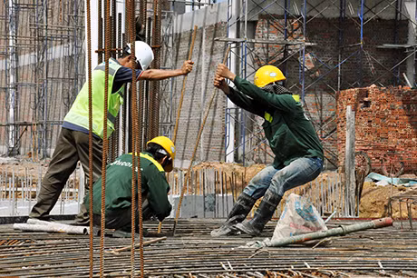 Trên công trường nhà máy dệt may... ảnh 5