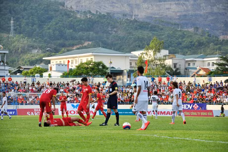 Lối chơi kỹ thuật, phối hợp bóng ngắn của U23 Việt Nam khiến đối phương liên tục phạm lỗi.