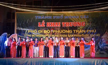 Các đại biểu làm lễ cắt băng khai trương tuyến phố đi bộ đường Trần Phú 