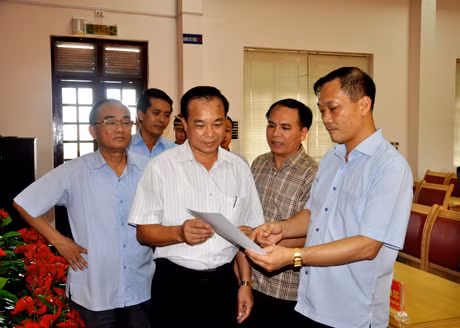 Đồng chí Vũ Hồng Thanh, Phó Bí thư Tỉnh ủy kiểm tra công tác trang trí khánh tiết chuẩn bị Đại hội.