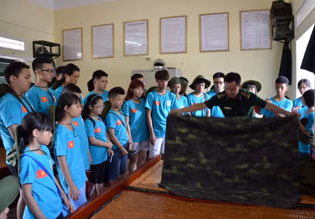 Học sinh trường Đoàn Thị Điểm thử làm các công việc sinh hoạt hàng ngày của một chiến sĩ biên phòng tại Đồn BP Hoành Mô, Bình Liêu