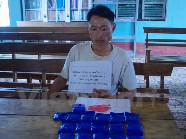 Đối tượng Vàng A Nồ cùng tang vật vụ án. (Ảnh do Bộ đội Biên phòng tỉnh Sơn La cung cấp)