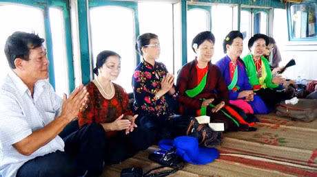 Các “liền anh, liền chị” giao lưu văn nghệ trên thuyền.