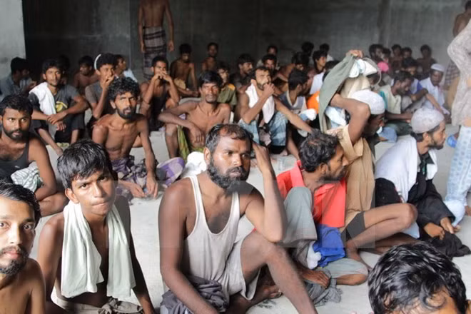  Những người di cư Rohingya và Bangladesh sau khi được ngư dân Indonesia cứu sống tại Kuala Langsa, tỉnh Aceh. (Ảnh: AFP/TTXVN)