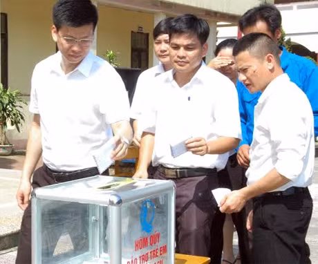 Các tổ chức, cá nhân ủng hộ Quỹ bảo trợ trẻ em thành phố Móng Cái.