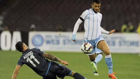 Phần lớn NHM Italia mong Lazio (phải) được dự Champions League mùa sau hơn là Napoli