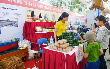 Các sản phẩm OCOP của Quảng Yên được giới thiệu tại Hội chợ OCOP Quảng Ninh năm 2015.