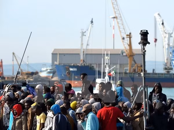  Những người di cư sau khi được hải quân Italy cứu và đưa về cảng Sicili. (Nguồn: AFP/TTXVN)
