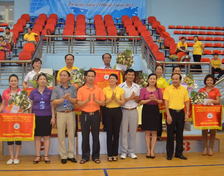 Lãnh đạo LĐLĐ tỉnh, Công đoàn Viên chức tỉnh, Công đoàn ngành địa phương lên trao thưởng cho đội đoạt giải.