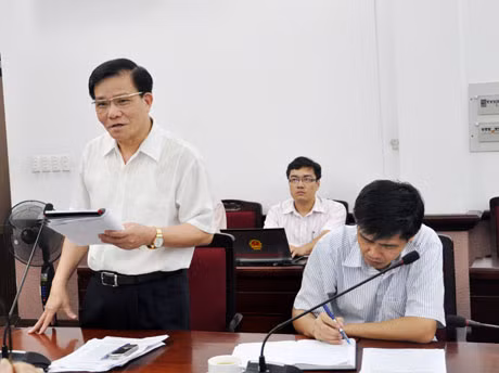 Đồng chí Nguyễn Như Hiền, Phó Chủ tịch Thường trực HĐND tỉnh phát biểu tại cuộc họp.