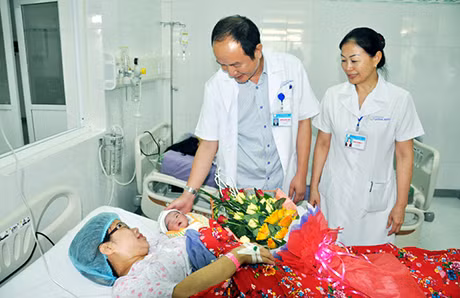 Lãnh đạo Bệnh viện Sản Nhi Quảng Ninh chúc mừng mẹ con chị Vũ Thị Thanh Ngọc.
