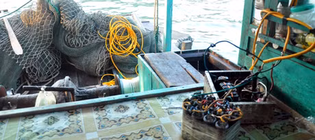 Tàu và phương tiện khai thác thủy sản trái phép bị lực lượng chức năng phát hiện, bắt giữ.