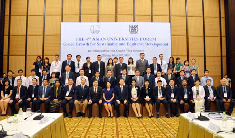 Các đại biểu tham dự Diễn đàn các trường đại học Châu Á lần thứ 4 chụp ảnh lưu niệm