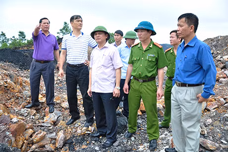 Phó Bí Thư Tỉnh ủy Vũ Hồng Thanh cùng đoàn công tác đi kiểm tra tại hiện trường.