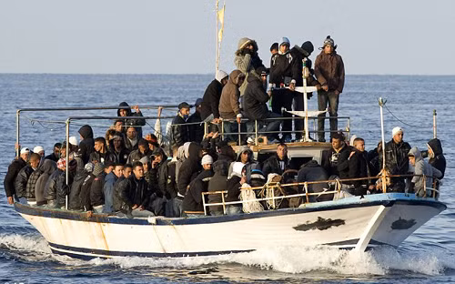 Người nhập cư ở gần đảo Lampedusa của Italy (ảnh: AP)