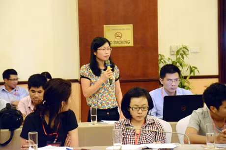 Đại diện cơ quan thông tấn báo chí đặt câu hỏi tại buổi họp báo