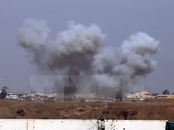  Khói bốc lên trong một cuộc giao tranh ở ngoại ô phía nam Tikrit của Iraq ngày 30/3. (Nguồn: AFP/TTXVN)