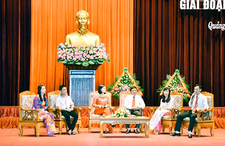 Cô giáo Nguyễn Thị Kim Anh, giáo viên Trường Mầm non Hồng Hải, TP Hạ Long (ngoài cùng, bên trái) giao lưu với đồng nghiệp tại Hội nghị điển hình tiên tiến ngành giáo dục tỉnh giai đoạn 2010-2015. Ảnh: Nguyễn Hoa