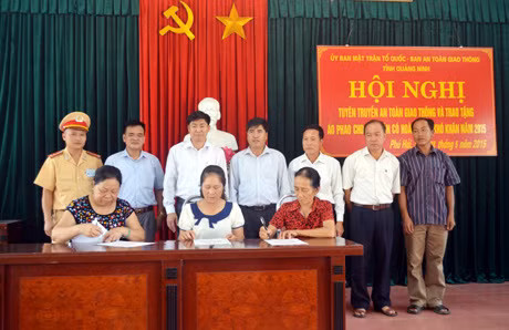 Đại diện trưởng thôn, trưởng ban công tác mặt trận 3 thôn trên địa bàn xã Phú Hải ký cam kết ATGT năm 2015