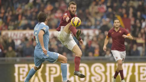 Roma (áo đỏ) sẽ cùng Lazio tạo nên một trận derby đáng nhớ đêm nay?