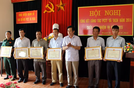Lãnh đạo huyện trao tặng giấy khen cho các tập thể, cá nhân có thành tích xuất sắc trong công tác PCTT&TKCN năm 2014.