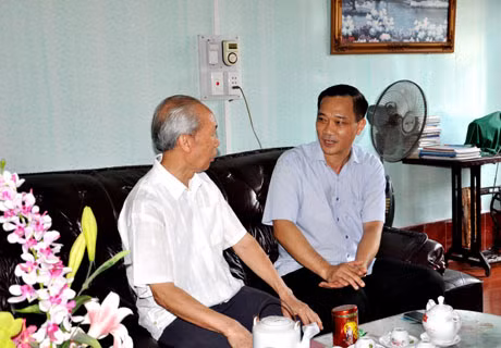 Đồng chí Vũ Hồng Thanh, Phó Bí thư Tỉnh ủy thăm hỏi ông 