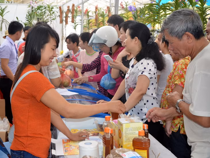 Gian hàng OCOP của huyện Hoành Bồ chật cứng người xếp hàng chờ mua sản phẩm