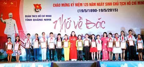 BTC trao giải cho những thí sinh xuất sắc tại Hội thi “Chúng em kể chuyện Bác Hồ”, do Tỉnh Đoàn tổ chức nhân kỷ niệm 125 năm ngày sinh Chủ Tịch Hồ Chí Minh. Ảnh: Minh Hà
