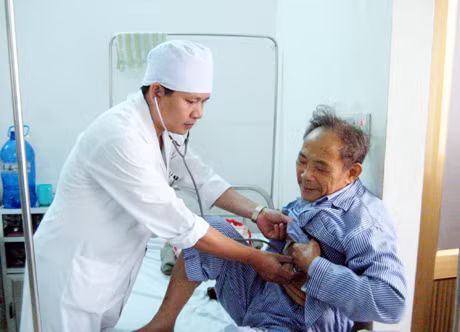 Kiểm tra sức khoẻ cho bệnh nhân điều trị tại Khoa Nội tiết tổng hợp, Bệnh viện Đa khoa tỉnh.