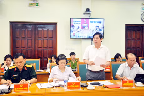 Đồng chí Nguyễn Văn Minh, Giám đốc Sở Kế hoạch và Đầu tư báo cáo kết quả phát triển kinh tế- xã hội tháng 5.