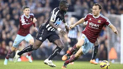 Newcastle (trái) sẽ giữ được tấm vé trụ lại Premier League