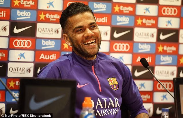  Alves tuyên bố sẽ rời Nou Camp